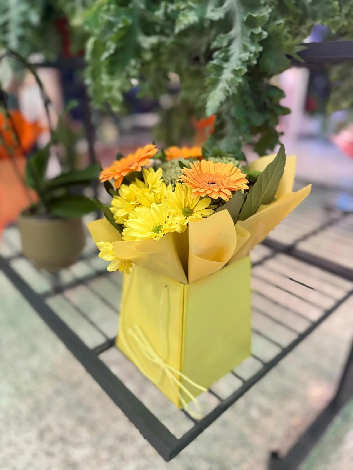 Geschenkstrauß in Gelb mit Gerbera