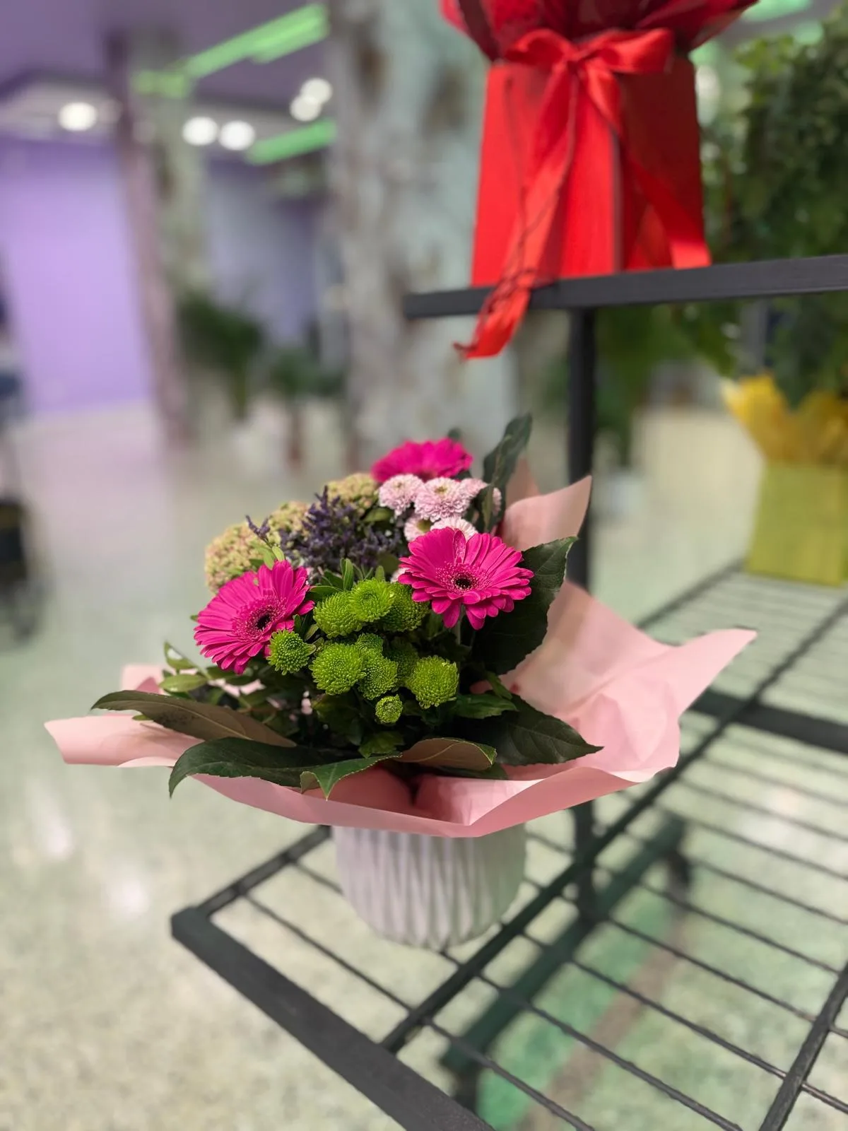 Strauß mit pinken Gerbera in rosa Papier