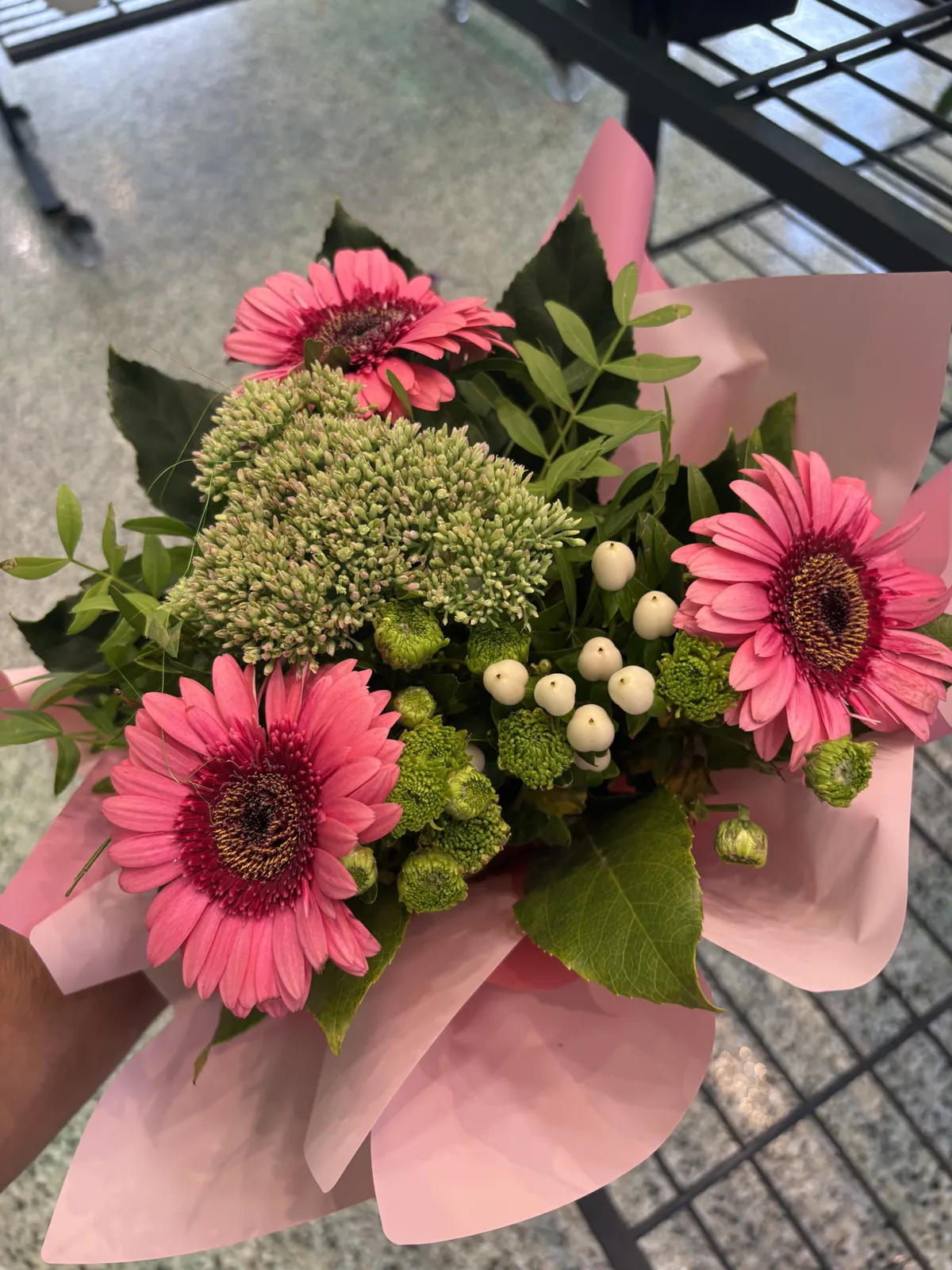Strauß mit rosa Gerbera und grünen Chrysanthemen