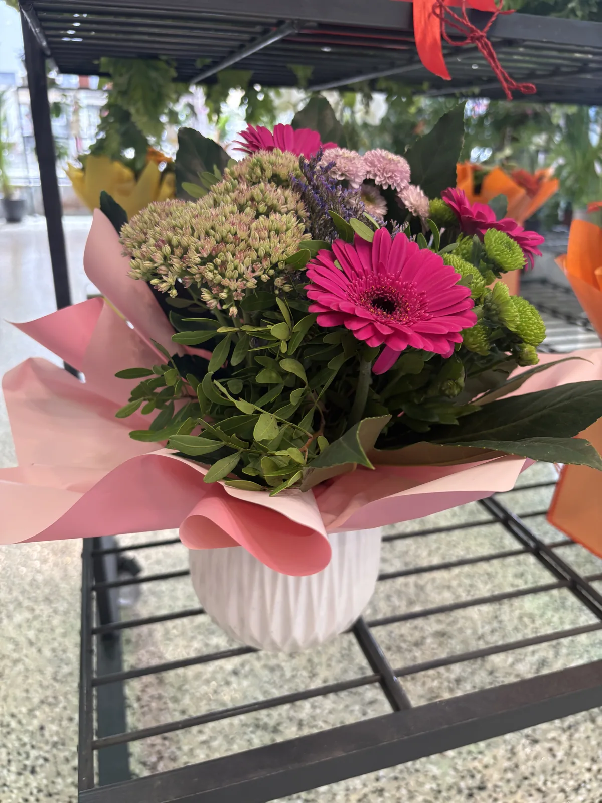 Pinker Strauß mit Gerbera in weißer Vase