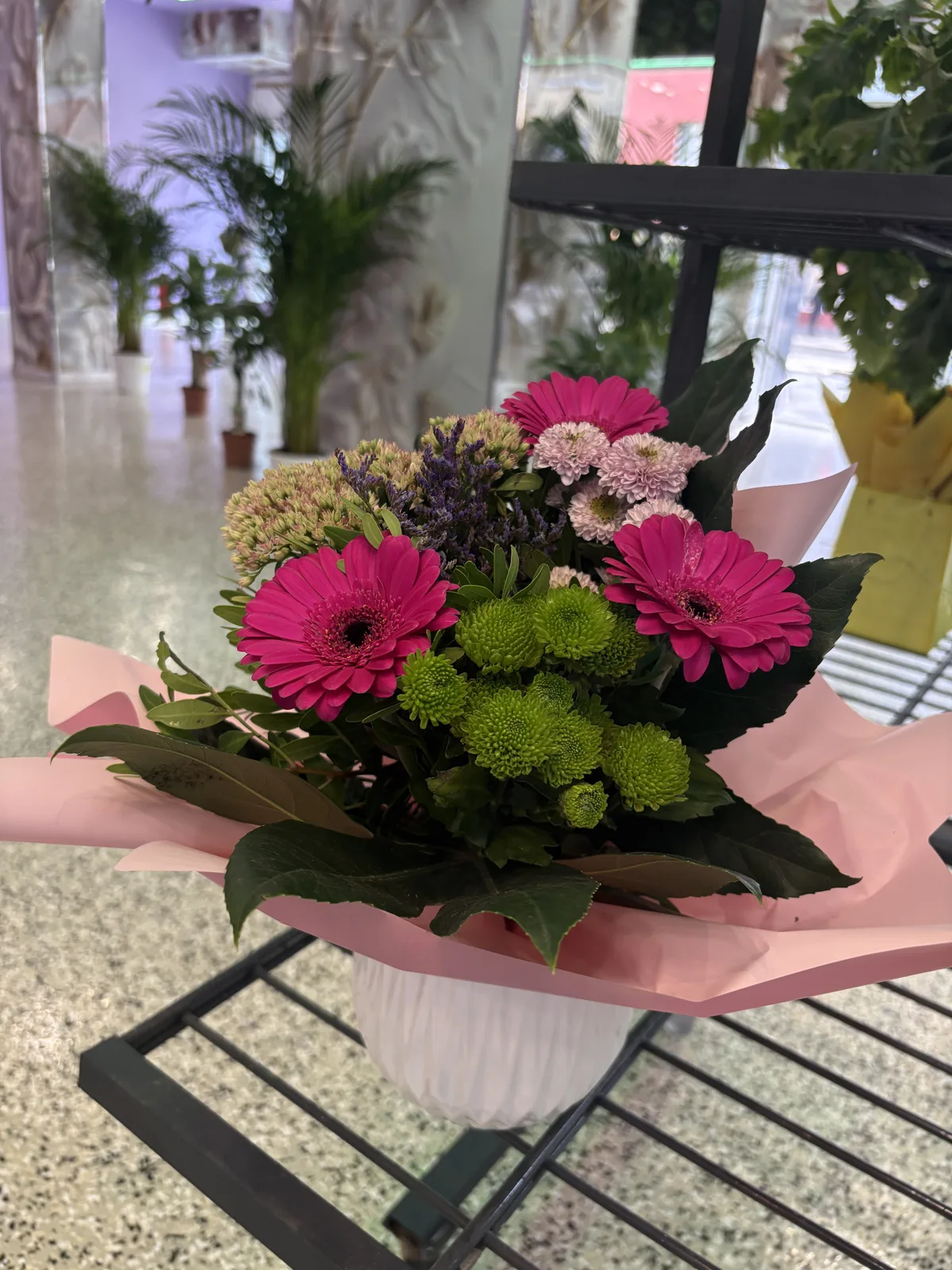 Gerbera-Strauß mit Blick in den Laden