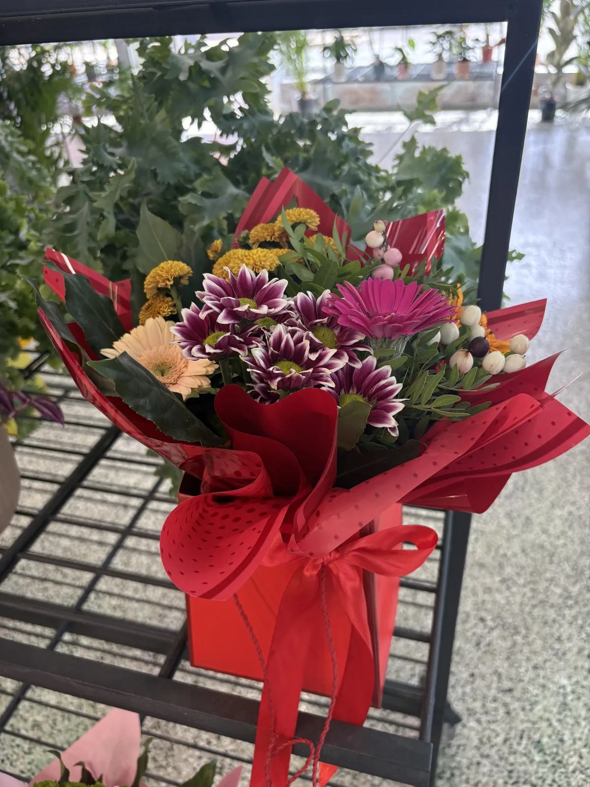Geschenkbox in Rot mit Chrysanthemen und Gerbera