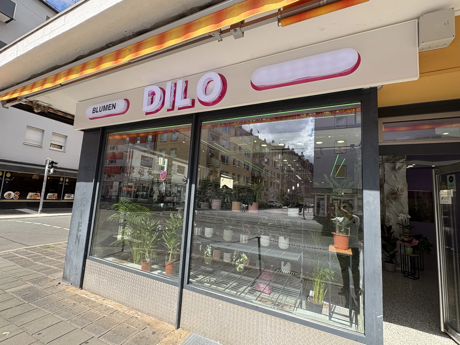 Das Leuchtschild über dem Schaufenster