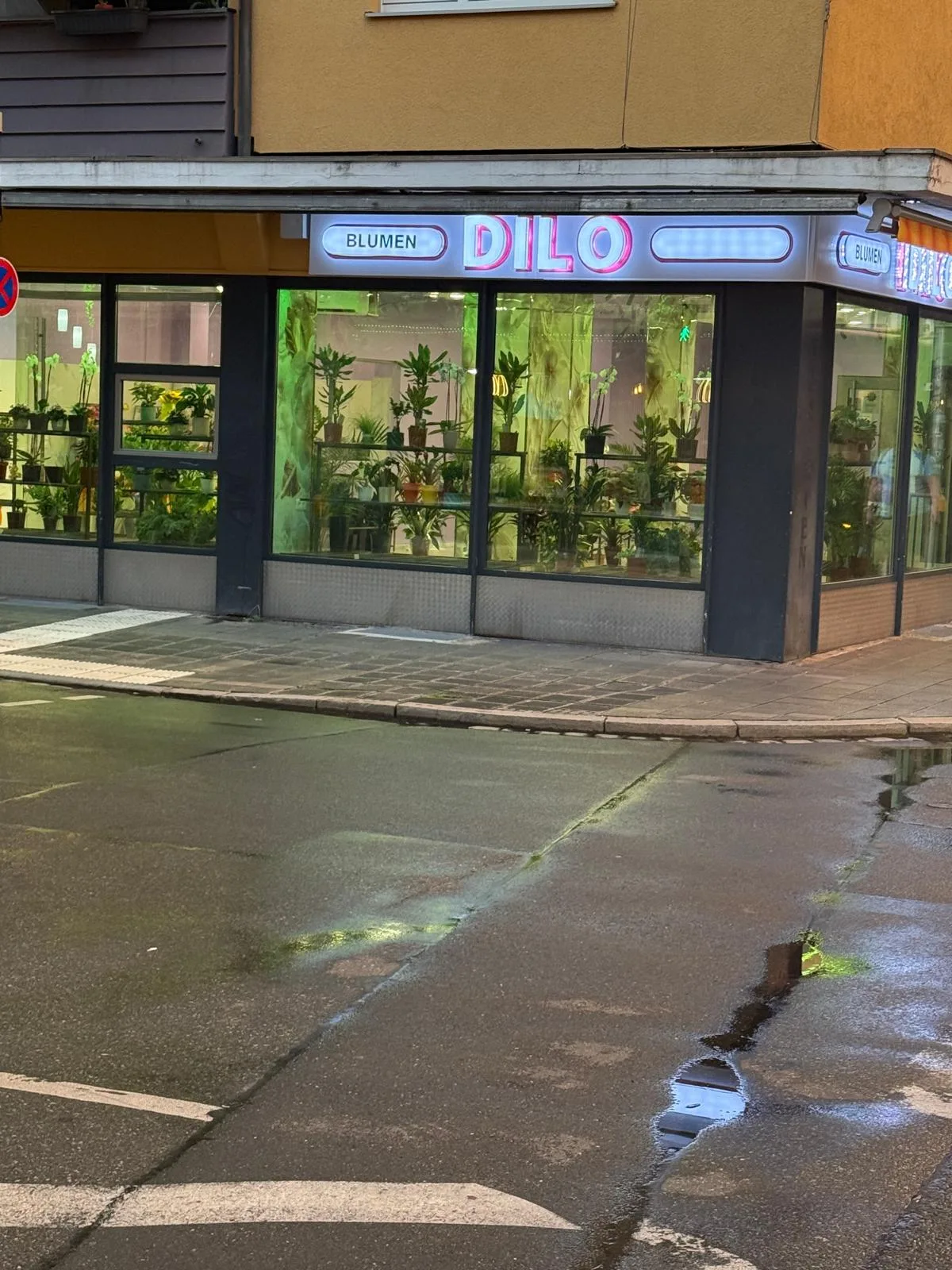 Fassade mit leuchtendem DILO-Schriftzug