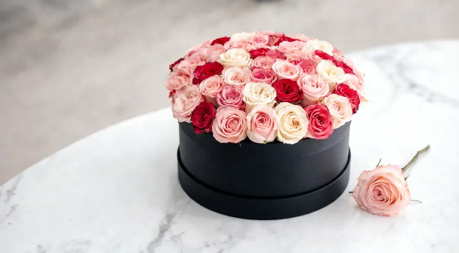 Flowerbox mit Rosen in der Hutschachtel